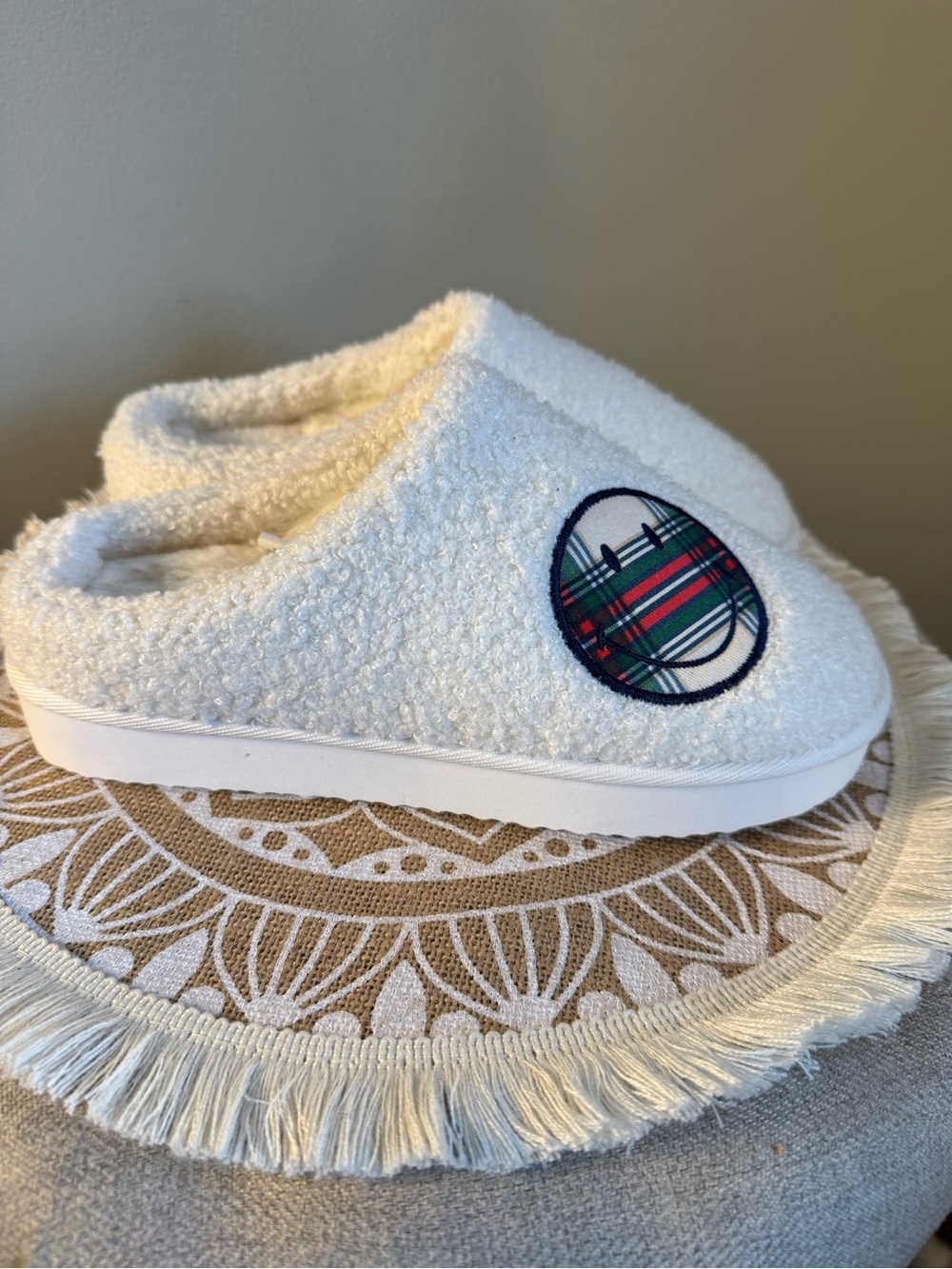 AERIE Women's Sherpa Smiley Face Slippers Shoes Size 8 COZY White Plaid